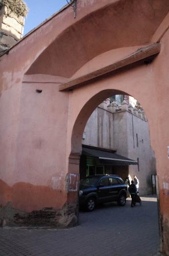 Vista de la puerta actual interior del lado norte de la Bāb Aknāw desde el patio interior