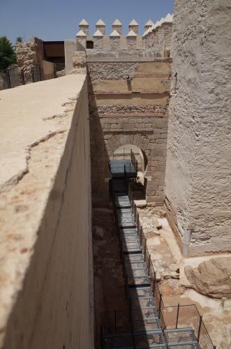 Vista de la puerta del Alpéndiz desde el adarve de la muralla