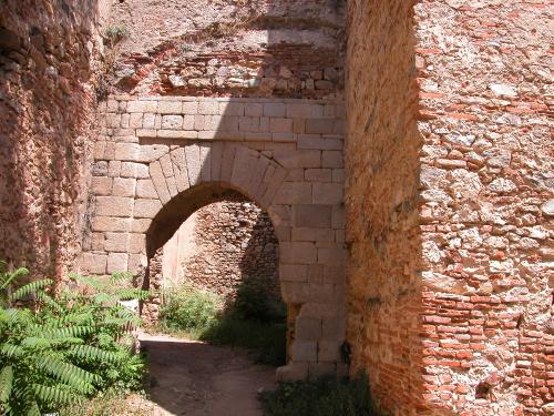 Vista del arco exterior de la puerta del Alpéndiz antes de su restauración