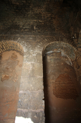 Detalle de los nichos interiores de la puerta del Socorro de Niebla