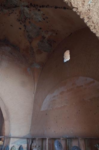 Vista del arco tapiado de comunicación entre el ámbito cubierto y el patio de la Bāb al-Rubb