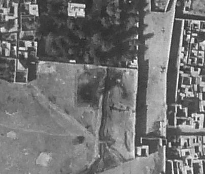 Fotografía aérea de 1917 de la explanada de acceso a la qasba con la Bab al-Šaria, la Bab al-Rubb y la Bab Aknaw