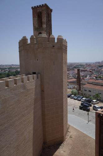 Vista de la torre y de la muralla de conexión con el recinto