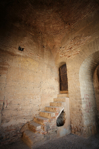 Detalle de la escalera de subida a la terraza de la puerta del Buey de Niebla