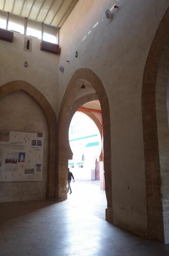 El arco de acceso a la medina desde el espacio del patio interior de la puerta, hoy cubierto