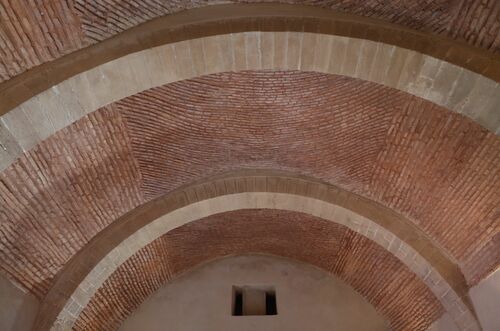 Arcos fajones y bóveda de la sala alta de la Bab al-Had
