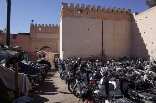 Vista exterior de la Bāb Agmāt desde el este