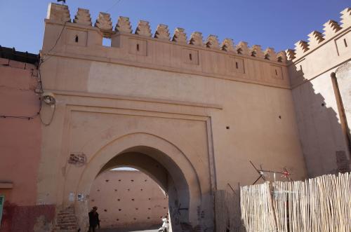 Vista de la primera puerta de la barbacana exterior de la Bāb Agmāt