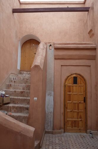 Escalera de subida a la terraza desde el patio interior de la Bāb Agmāt de Marrakech
