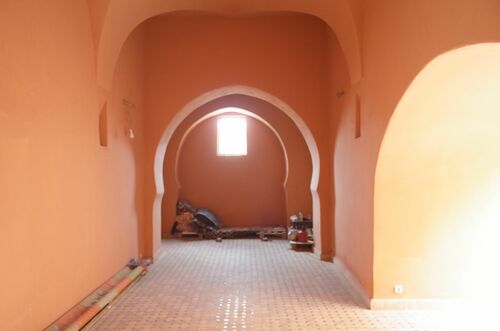 La puerta exterior tapiada y el primer espacio cubierto de la Bāb Agmāt de Marrakech