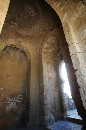 Espacio interior de la puerta del Agua de Niebla