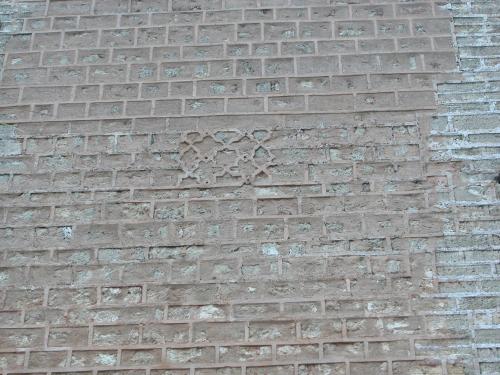 Detalle ornamental en el frente de la torre derecha de la Bāb al-Rawāḥ