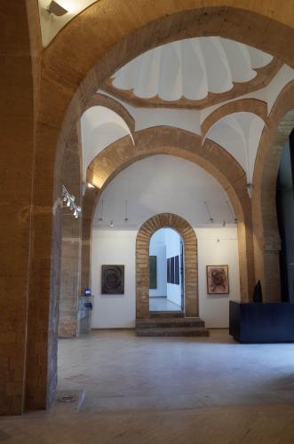 Primer espacio interior de la Bāb al-Rawāḥ con la puerta de accesso al cuerpo de guardia