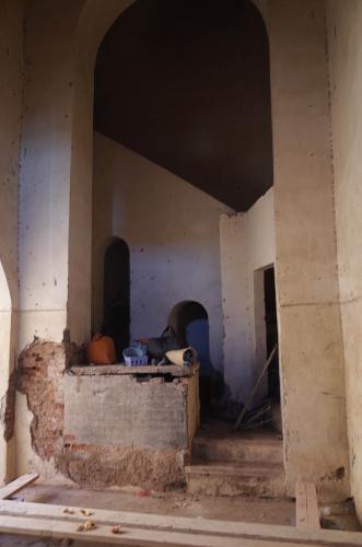 Vista del primer ámbito interior de la Bāb Aylān con la escalera de accesos a la terraza