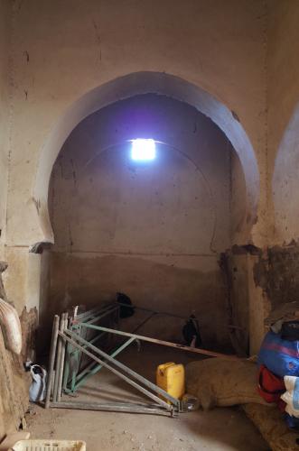 Vista del primer ámbito interior de la Bāb Aylān con la puerta exterior tapiada
