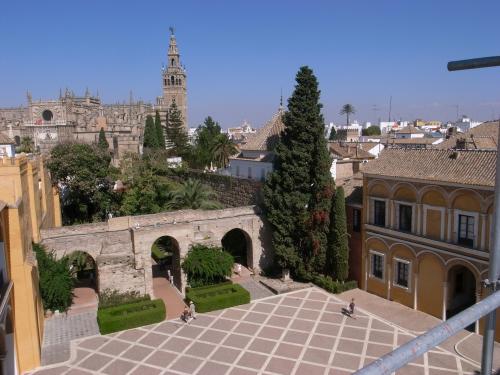 Patio de la Montería bajo el que se encuentra el edificio almohade