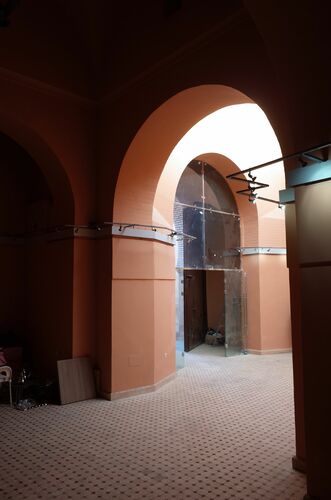 El patio y el ámbito cubierto de la Bāb Dukkāla de Marrakech desde la puerta interior