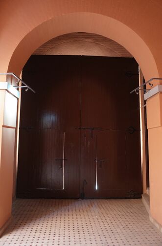 Vista interna de la puerta interior de la Bāb Dukkāla de Marrakech 