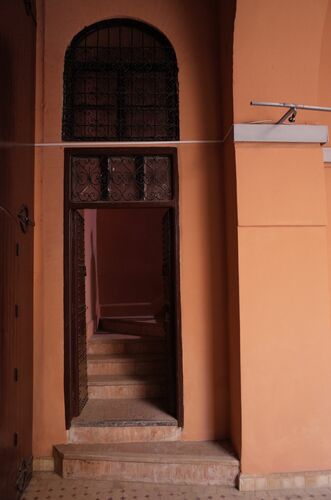 Arranque de la escalera de acceso a la terraza de la Bāb Dukkāla de Marrakech