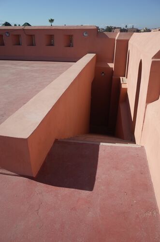 Desembarco de la escalera en la terraza de la Bāb Dukkāla de Marrakech