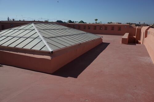 Vista general de la terraza de la Bāb Dukkāla de Marrakech