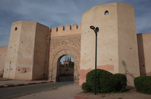 Vista de la Bab al-Raha de Marrakech desde el exterior de la medina