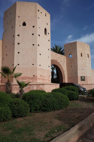 Vista exterior desde el noroeste de la Bab al-Majzen de Marrakech
