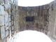 Hueco de buhera en el arco de enlace de la torre albarrana 2 de la alcazaba de Mérida