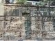 Detalle de los tubos cerámicos de la canalización del acueducto almohade de Sevilla embutidos en la muralla