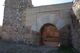 Vista del arco interior de la puerta del castillo de Reina