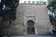 Frente sur de la Puerte de Córdoba en Sevilla con el arco del lado de la ciudad