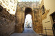 El acceso interior de la puerta de Sevilla en Carmona desde el patio intermedio