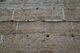 Detalle del falso despiece en la tapia de la muralla en la calle de la Puerta de Mérida de Cáceres