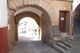 Vista desde el interior de la puerta del Arco del Cristo del recinto amurallado de Cáceres