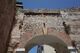 Interrupción en la fábrica de tapia por la puerta moderna en la muralla sureste de la alcazaba de Gibraltar