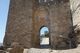 Detalle de la puerta del castillo de Jimena de la Frontera con la decoración de sebka sobre el arco