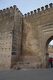 Torre de flanqueo de la Bāb al-Maḥrūq de Fezcon el arco moderno de acceso directo